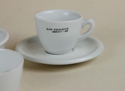null AIR FRANCE
Une partie de service à café en porcelaine comprenant 6 tases et...