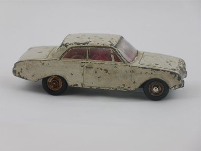 null lot de 24 véhicules DINKY TOYS 1950/1960 dont:
- deux véhicules simca cargo...