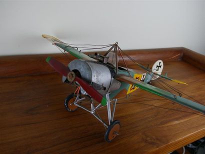 null Avion de chasse monoplan allemand de la première guerre mondiale en tôle peinte...