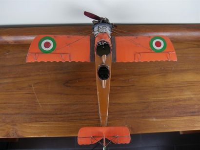 null Avion Monoplan biplace italien en tôle peinte orange portant le numéro 8 
Réalisation...