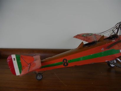 null Avion Monoplan biplace italien en tôle peinte orange portant le numéro 8 
Réalisation...