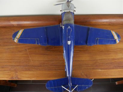 null Avion de transport monoplan aile basse en tôle peinte bleue et hélice tripale...