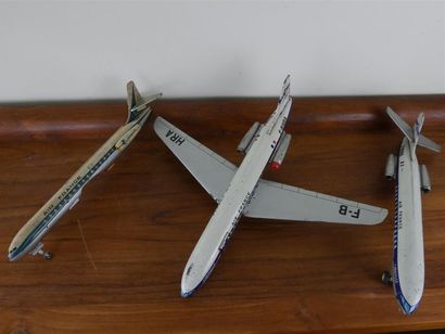 null Lot de 3 avions jouets "Caravelle AIr France en tôle lithographiée" 
Deux Joustra...
