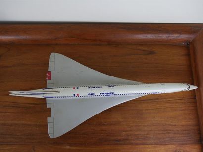 null Lot de deux avions jouet "CONCORDE" en tôle lithographiée, mécanisme à friction...