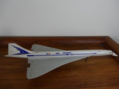 null Lot de deux avions jouet "CONCORDE" en tôle lithographiée, mécanisme à friction...