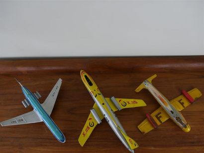 null Lot de trois avions jouets incomplets pour pièces: 
- une caravelle KLM 
- un...