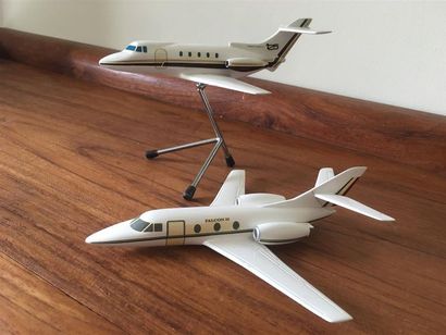 null Lot de deux maquettes de Jet:
- 1 Hawker Siddeley en métal peint sur socle trépied...