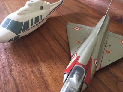 null Maquette de Mirage 111 - c Dassault en résine 
On y joint une carlingue d'hélicoptère...