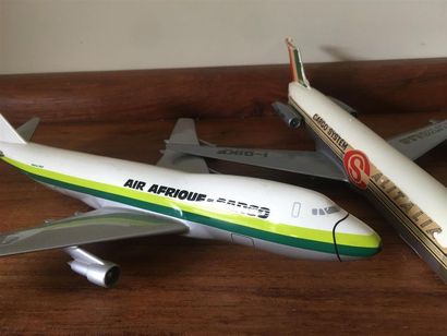 null 3 maquettes d'agence en résine:
- 1 DC-9 F Alitalia (accidents et manques) Belplast...