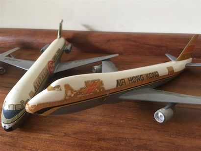 null 3 maquettes d'agence en résine:
- 1 DC-9 F Alitalia (accidents et manques) Belplast...