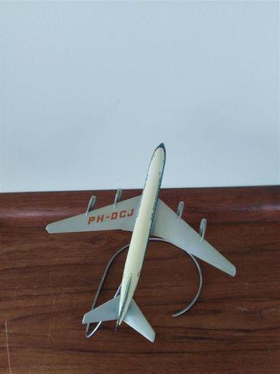 null Petite maquette d'agence de B 707 de la KLM
En résine 
Sur socle fin en métal...
