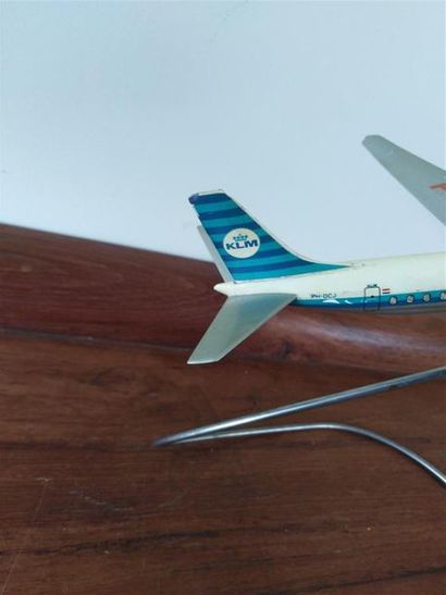 null Petite maquette d'agence de B 707 de la KLM
En résine 
Sur socle fin en métal...