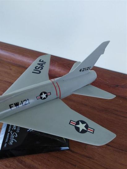 null Desk Model en résine du F-100 SUPER SABRE de la North American Aviation
Aux...