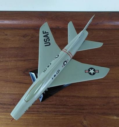 Desk Model en résine du F-100 SUPER SABRE...