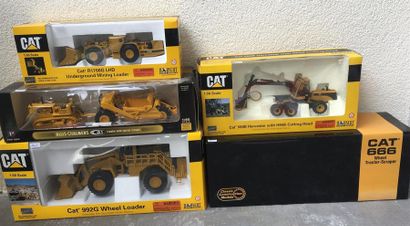 null CAT. Lot de 4 engins de T.P. à l'échelle 1/50e
Ref. R 1700G, 992G, 666, 580B...