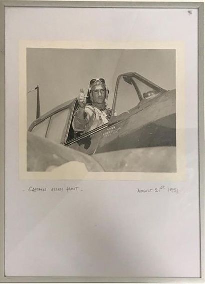 null Photographie. Captain Allen HUNT. Photo en noir et blanc du pilote assis dans...
