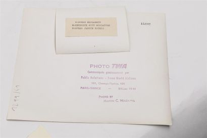  Compagnie TWA Deux photographies noir et blanc, l'une représentant le réalisateur...
