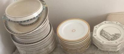 null Manette de vaisselle comprenand : 
- Une partie de service de table en porcelaine...