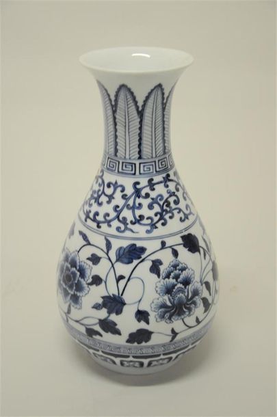 null Vase à panse renflée en porcelaine émaillée bleu blanc à décor de rinceaux feuillagés,...