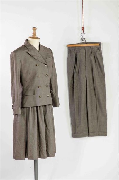 null CERRUTI 1881
Tailleur trois pièces en laine gris composé d'une veste à col cranté,...