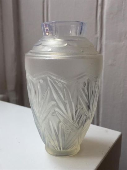 null SABINO PARIS
Petit vase en verre opalescent à décor gravé de feuillages, signé...
