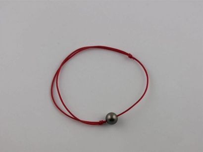 null PERLE e TAHITI 
Bracelet avec cordon rouge à noeuds coulissants
Diam. perle...