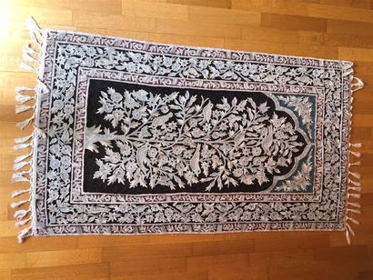 null Tapis de prière à décor d'oiseau branché dans un mirhab 
146 x 86 cm 