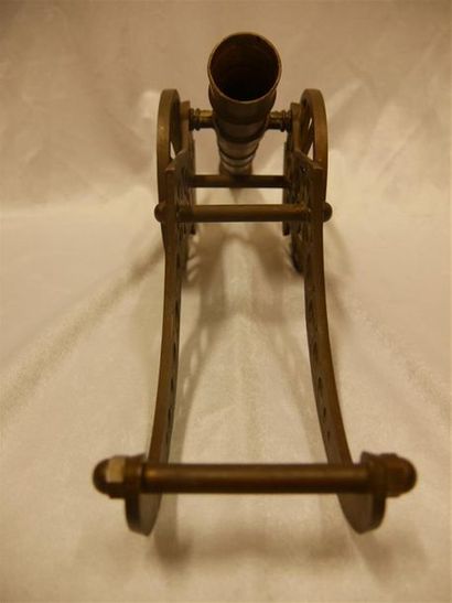 null Reproduction d'un canon militaire 
En métal doré avec patine bronze
H: 13,5...