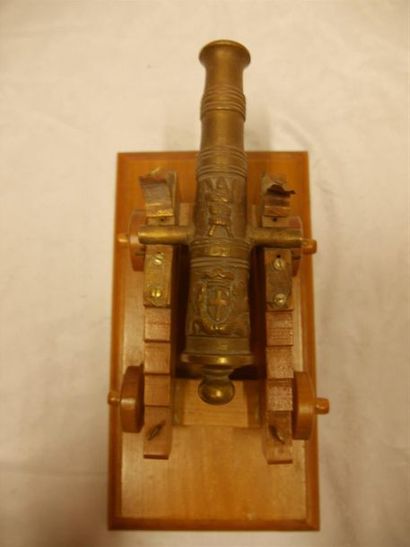 null Reproduction d'un canon militaire 
En bronze et socle en bois 
H: 13 cm
Longueur:...