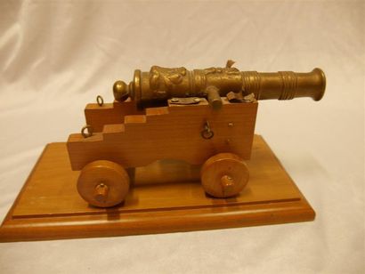 null Reproduction d'un canon militaire 
En bronze et socle en bois 
H: 13 cm
Longueur:...