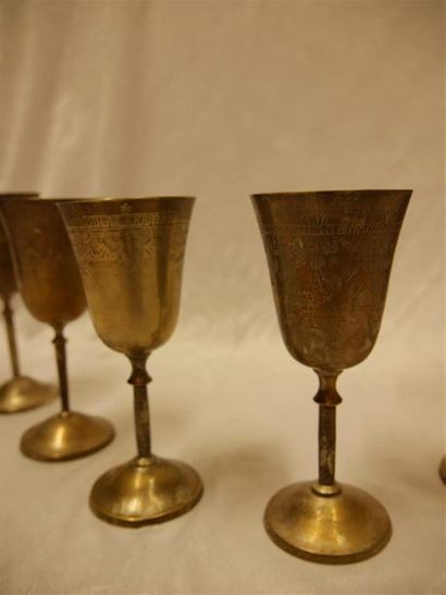 null Lot comprenant:
6 verres à pieds à décor floral gravé
En métal doré et patine...