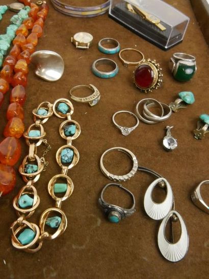 null Fort lot de bijoux fantaisies comprenant:
-collier en turquoise avec fermoir...