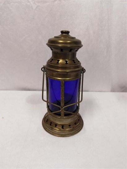 null Lot comprenant:
-une lanterne en métal et verre bleu, breveté SGDG 
 H:22 cm...