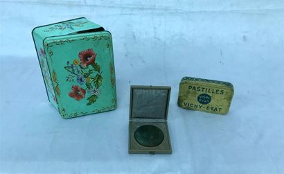 null Deux anciennes boites en métal :
-une boite de pastilles Vichy
3 x 11 x 7 cm
-une...