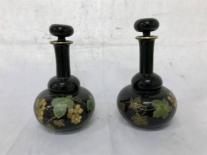 null Deux carafes à décanter en opaline noire à décor peint de vignes et de raisins
Hauteur...