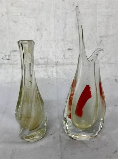 null Un lot comprenant de verrerie :
- vase en verre soufflé translucide à quatre...