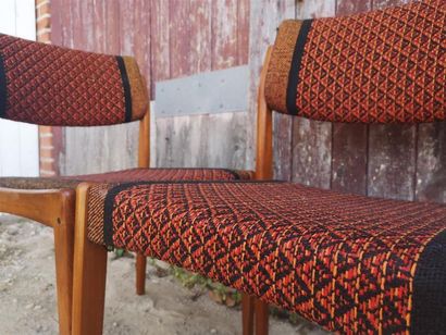 null HW KLEIN , attribué à ,
7 chaises piètement en teck et assise en tissu à motifs...