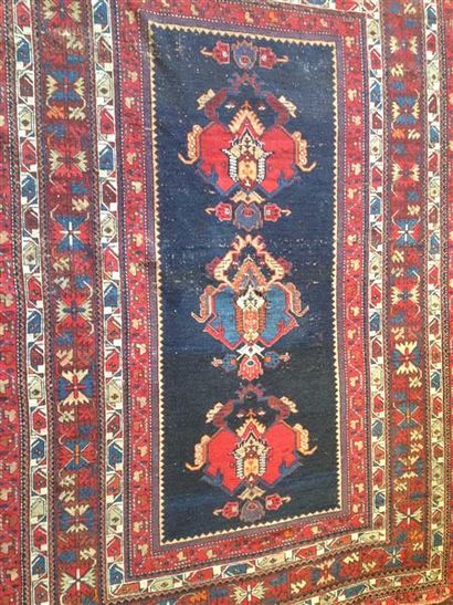 null Tapis a décor géométrique sur fond bleu et rouge en laine et soie
Nord-Ouest...