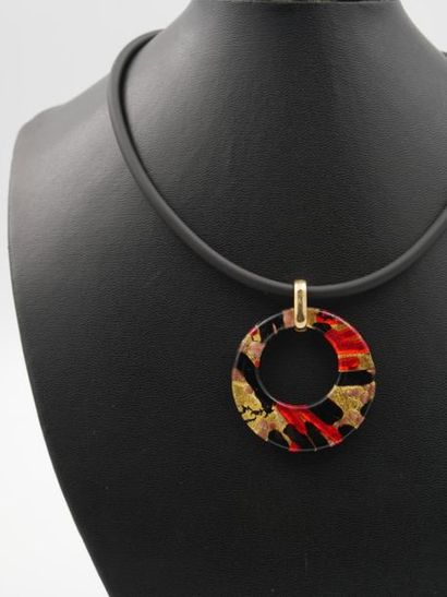 null Deux pendentifs circulaires en verre de Murano multicolore sur cordon en caoutchouc...