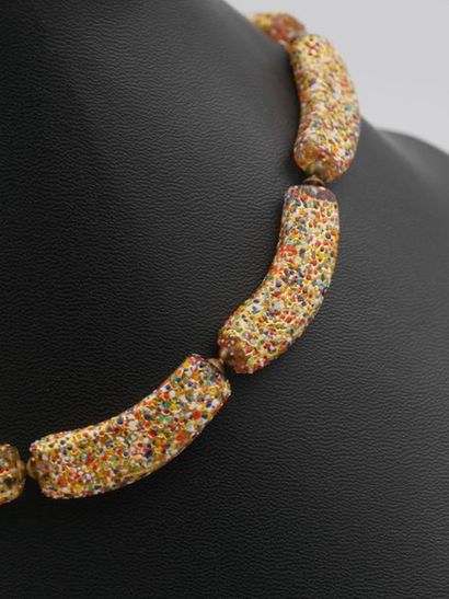 null Ensemble de bijoux fantaisie comprenant : 
- Un collier en verre à touches multicolores...