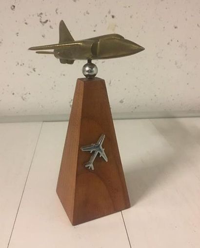 null MIRAGE F1
Petit avion en aluminum et socle en bois