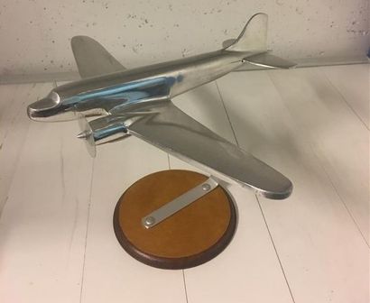 null DC3
Avion en aluminium et socle en bois