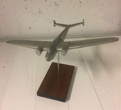 null LÉO 45
Avion en aluminium et socle en bois