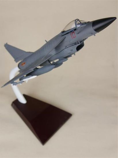 null CHENGDU-10
Grande maquette du chasseur bombardier chinois en die cast
Long :...
