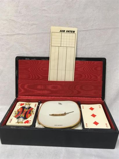 null Un coffret à jeu de cartes AIR INTER contenant : 
5 coupelles en porcelaine...