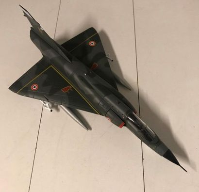 null Un lot comprenant :
- une maquette d'avion F22
- une maquette modèle Douglas...