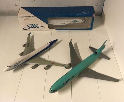 null Fort lot d'avions jouets de différentes compagnies aériennes 
15 pièces