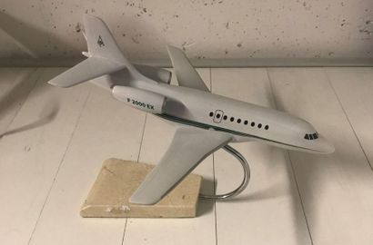 null FALCON 2000
Maquette en résine sur socle en métal et marbre du Jet privé de...