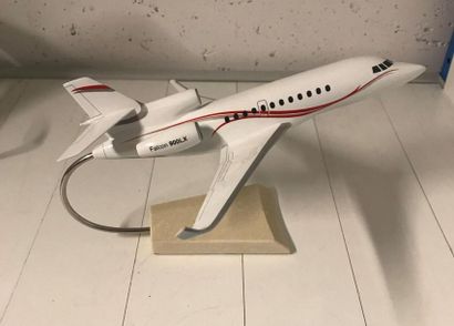 null FALCON 900LX
Maquette en résine sur socle en métal et marbre du Jet privé de...