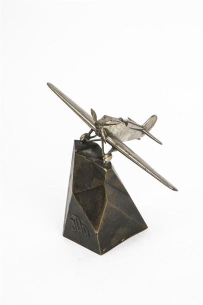 null AVION JAR.
Maquette du monoplan en bronze nickelé.
Sur son socle rocher en bronze...